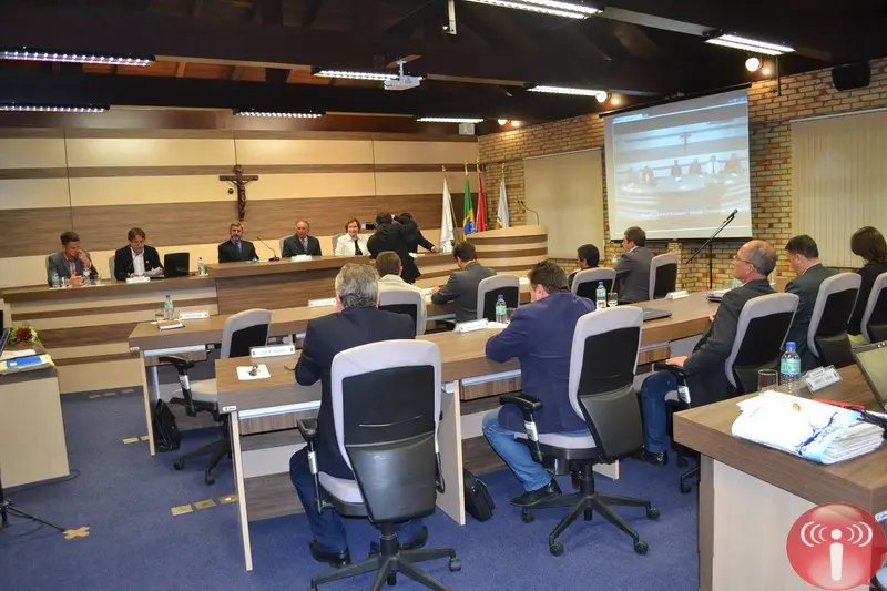 Oposição reclama atrasos nas respostas