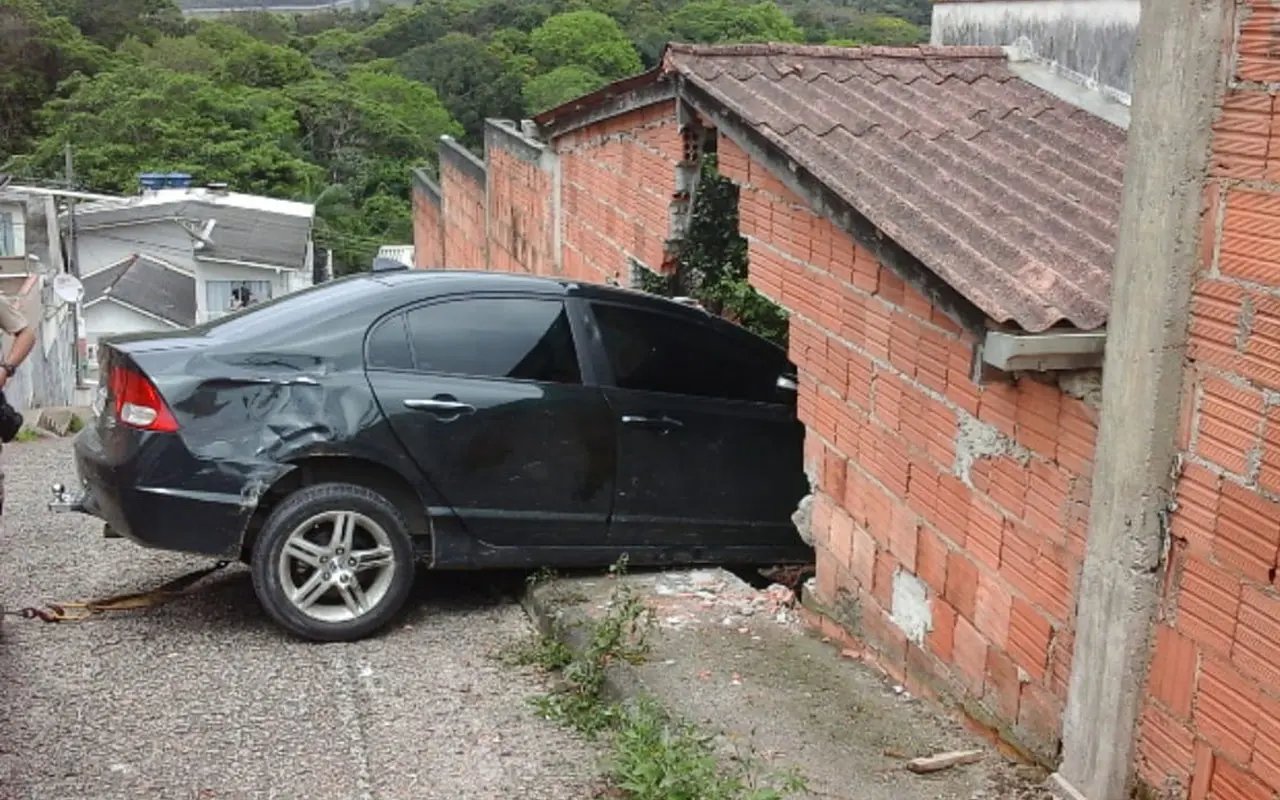 Populares atacam policiais e bandido aproveita para fugir