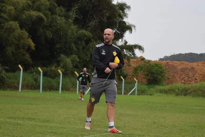 Testoni evita criticar equipe e arbitragem do jogo