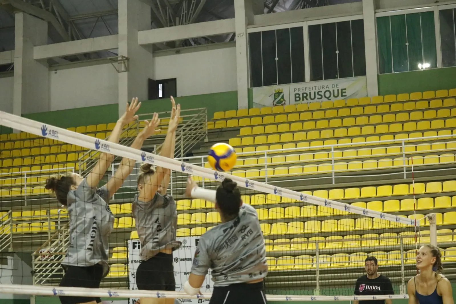 Moda Brusque faz &uacute;ltimo treino antes de viagem para Minas Gerais