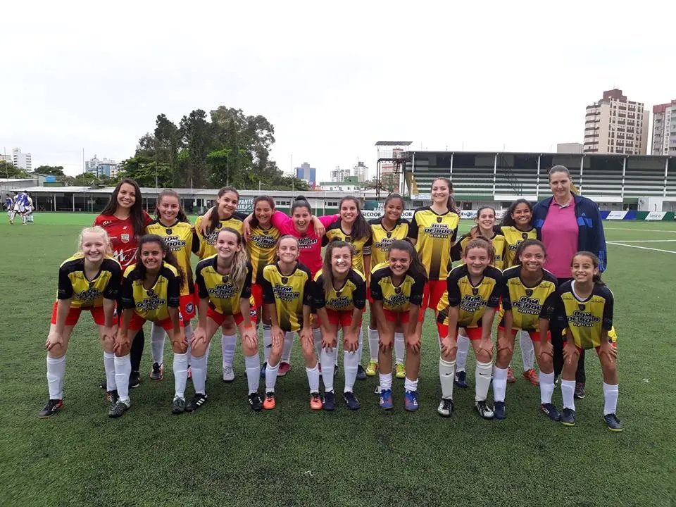 Equipe feminina de Guabiruba avança no Bom de Bola