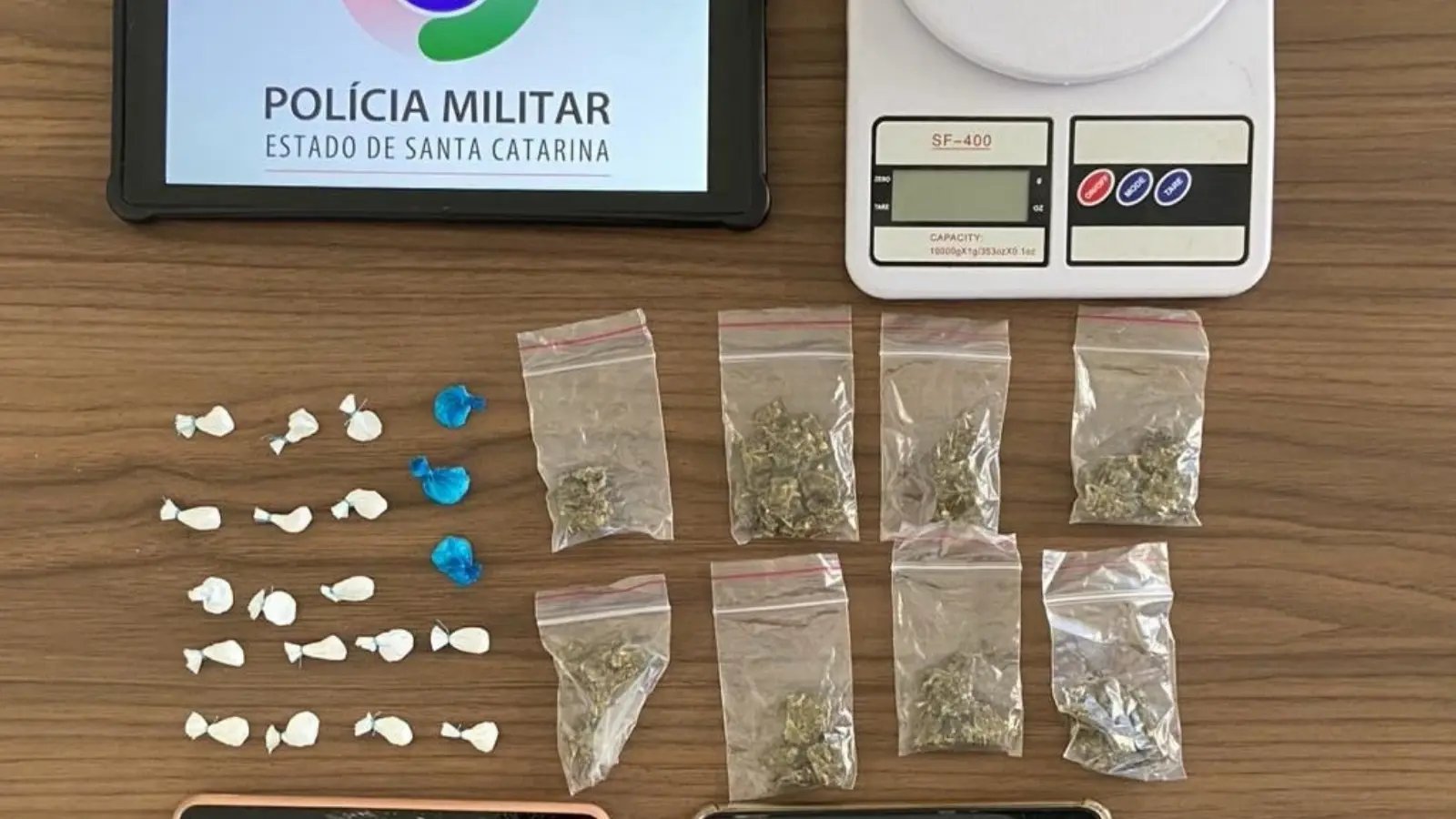 Coca&iacute;na e maconha s&atilde;o apreendidos em a&ccedil;&atilde;o contra o tr&aacute;fico de drogas, em Tijucas