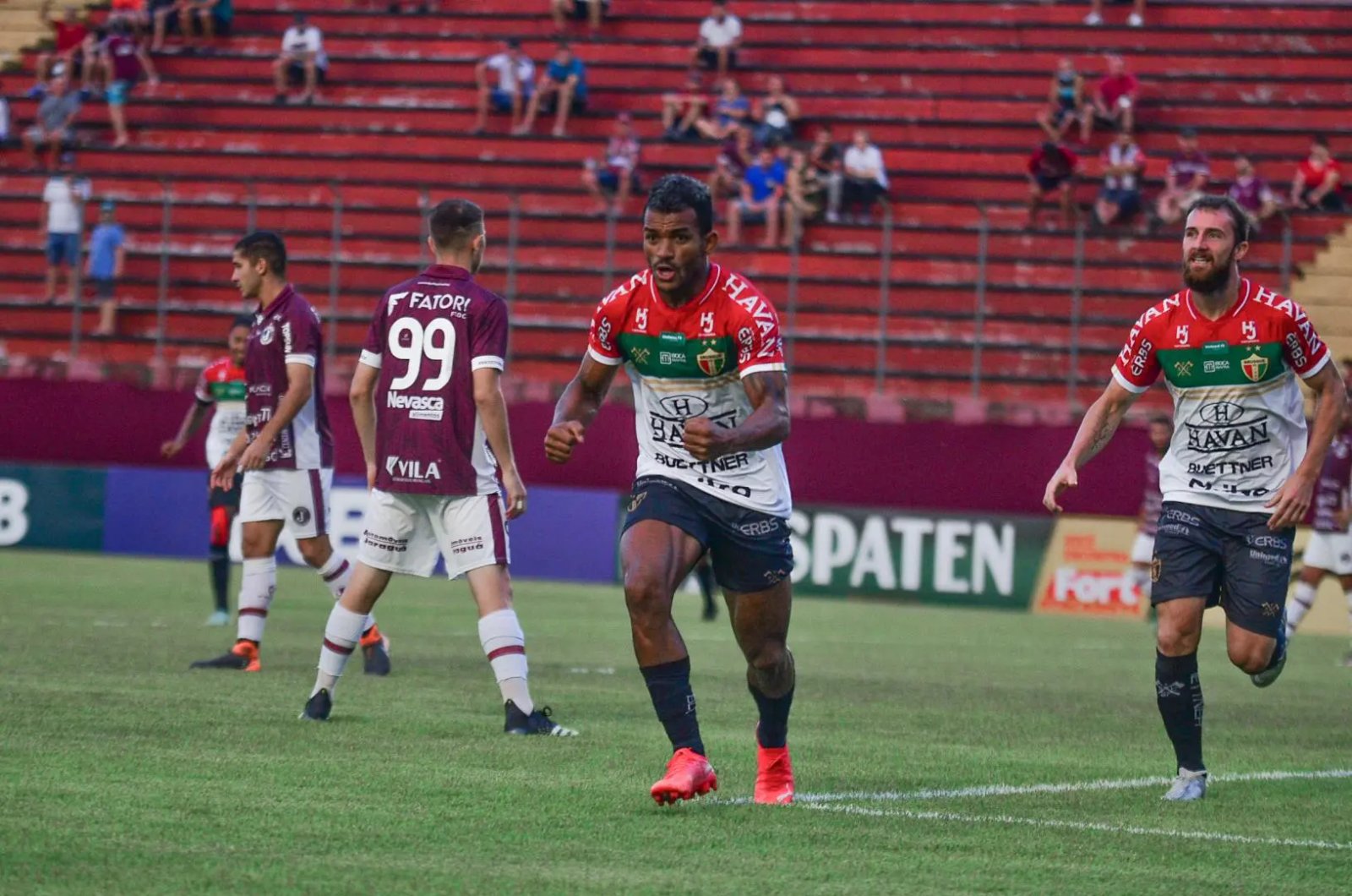 Com dois gols de cabe&ccedil;a, Brusque vence o Juventus por 2 a 1 fora de casa 