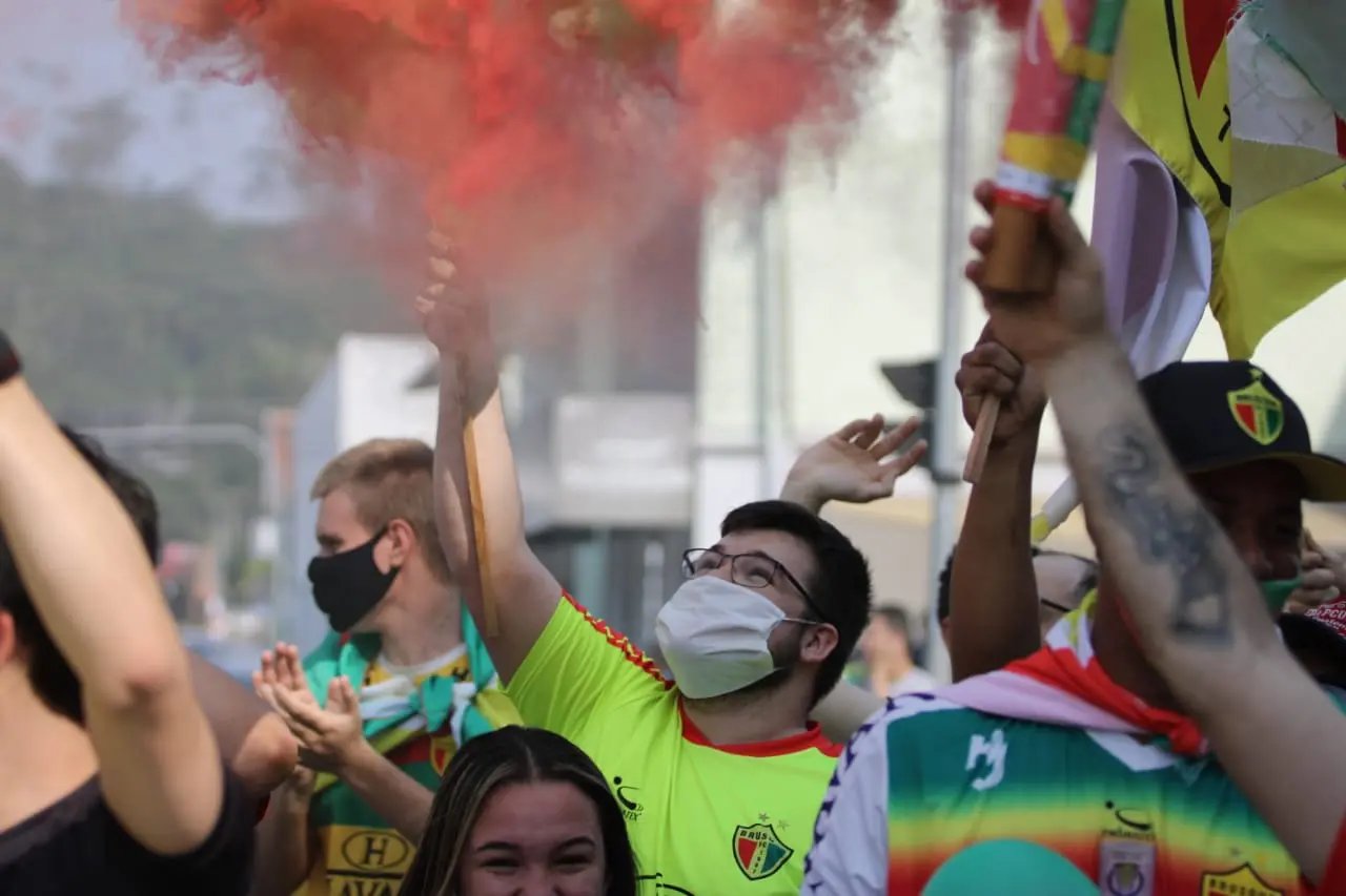 Muita festa na chegada dos jogadores ao est&aacute;dio