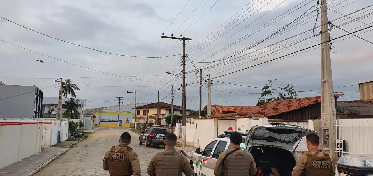 Suspeitos de participarem de organiza&ccedil;&atilde;o criminosa s&atilde;o presos