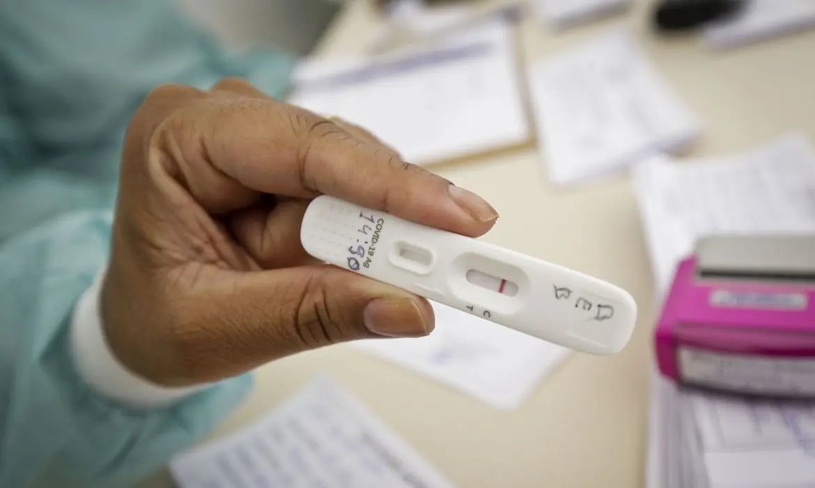 Casos de covid-19 chegam a 27,4 milh&otilde;es no Brasil