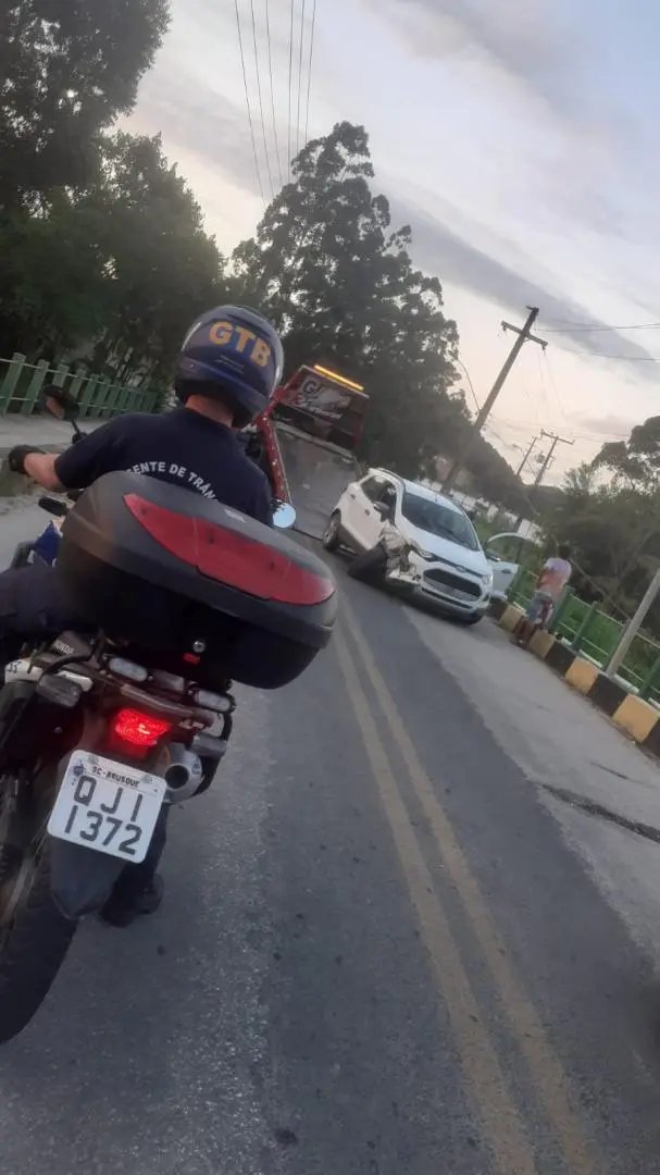 Carro colide contra tubo da ponte Alois Petermann