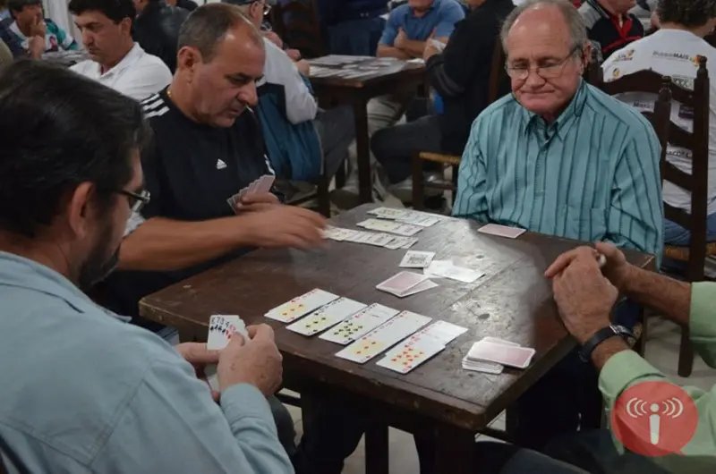 Bom número de duplas na disputa da canastra