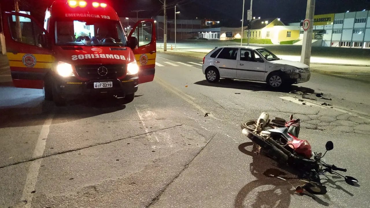 Colis&atilde;o entre carro e moto deixa uma pessoa ferida no Centro esta madrugada