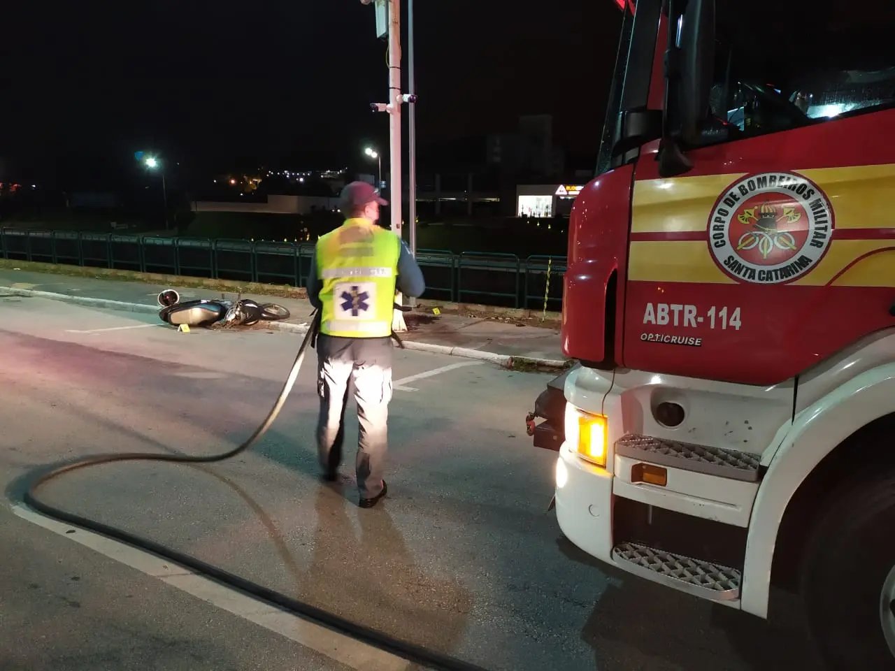 Mulher morre ao bater de moto no Centro de Brusque