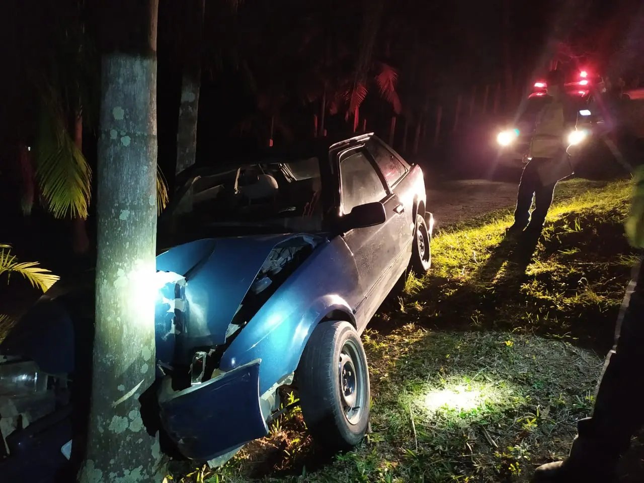Motorista &eacute; encontrado pela PM ap&oacute;s bater carro contra &aacute;rvore