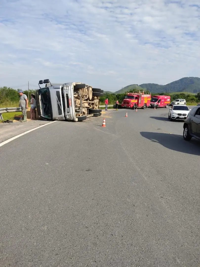 Caminh&atilde;o carregado com arroz tomba pr&oacute;ximo da ponte de Ilhota