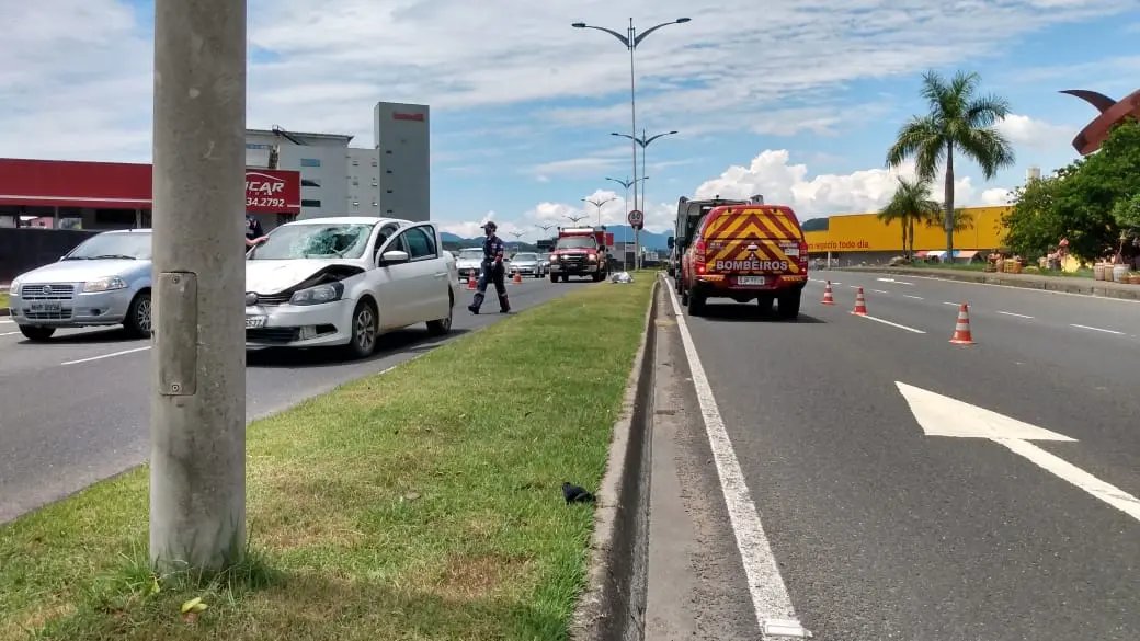 Homem morre atropelado em via expressa de Blumenau