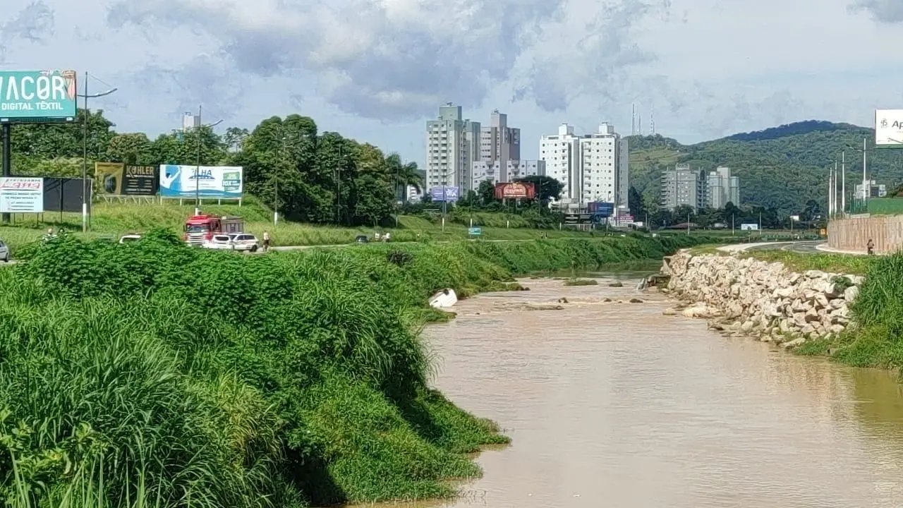 (V&iacute;deo) Quatro s&atilde;o encaminhados para hospital ap&oacute;s nova queda de carro no rio Itaja&iacute;-Mirim