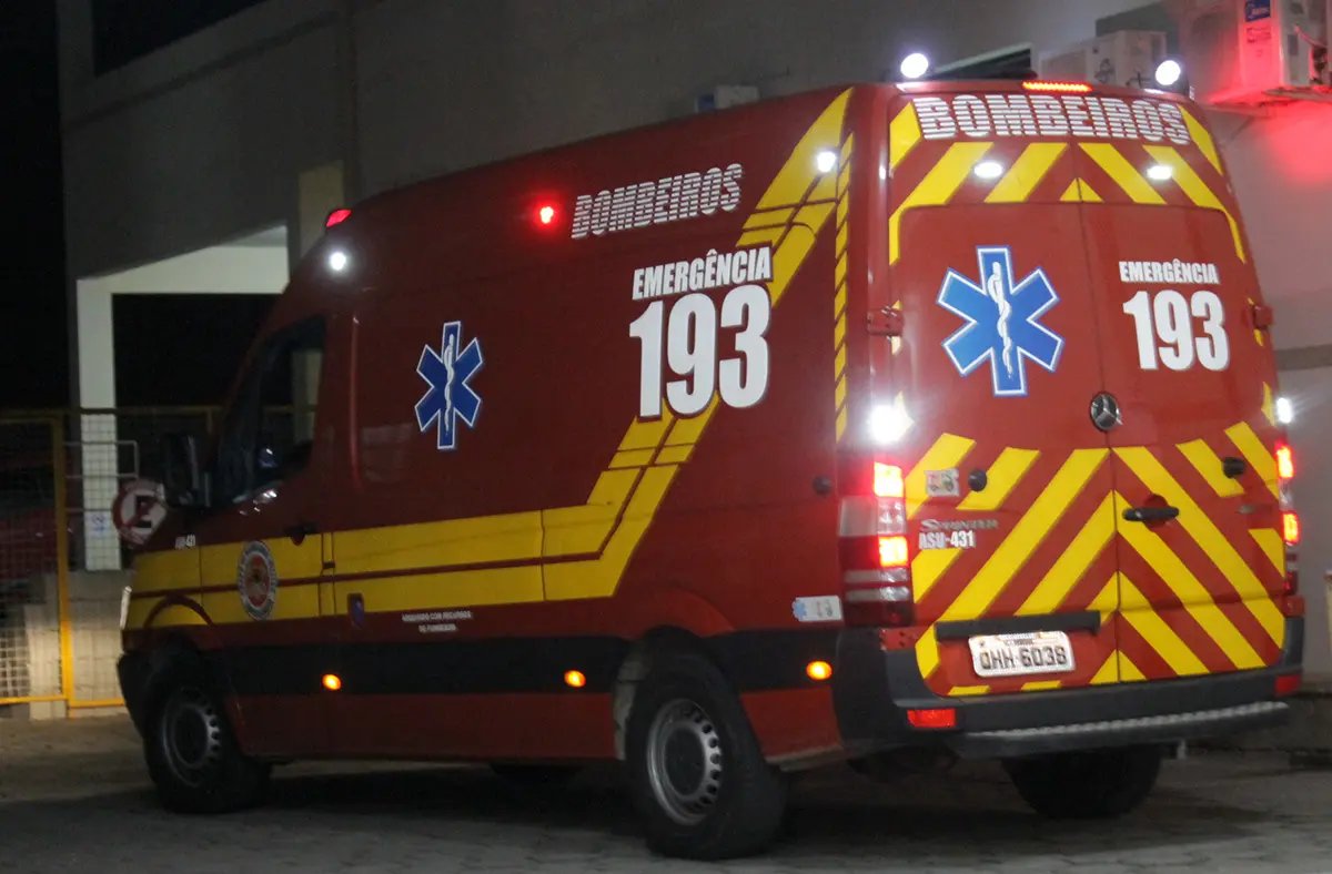Mulher sofre queda de escada e apresenta suspeita de fratura