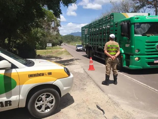 Opera&ccedil;&atilde;o Independ&ecirc;ncia fiscaliza movimento nas rodovias