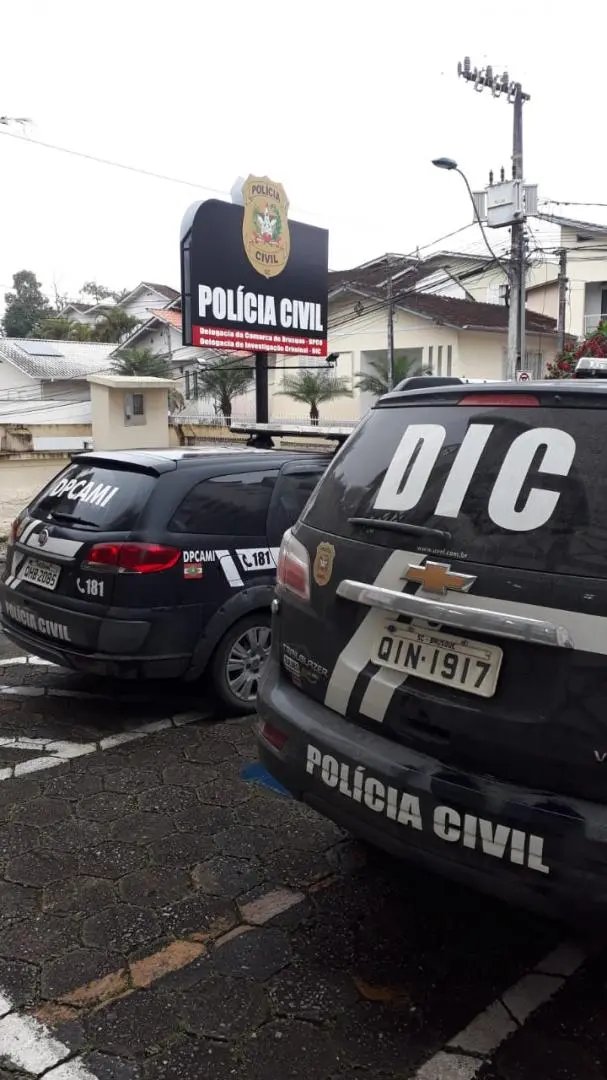 Dois s&atilde;o presos por suspeita de estuprar e abusar sexualmente de menores em Brusque 