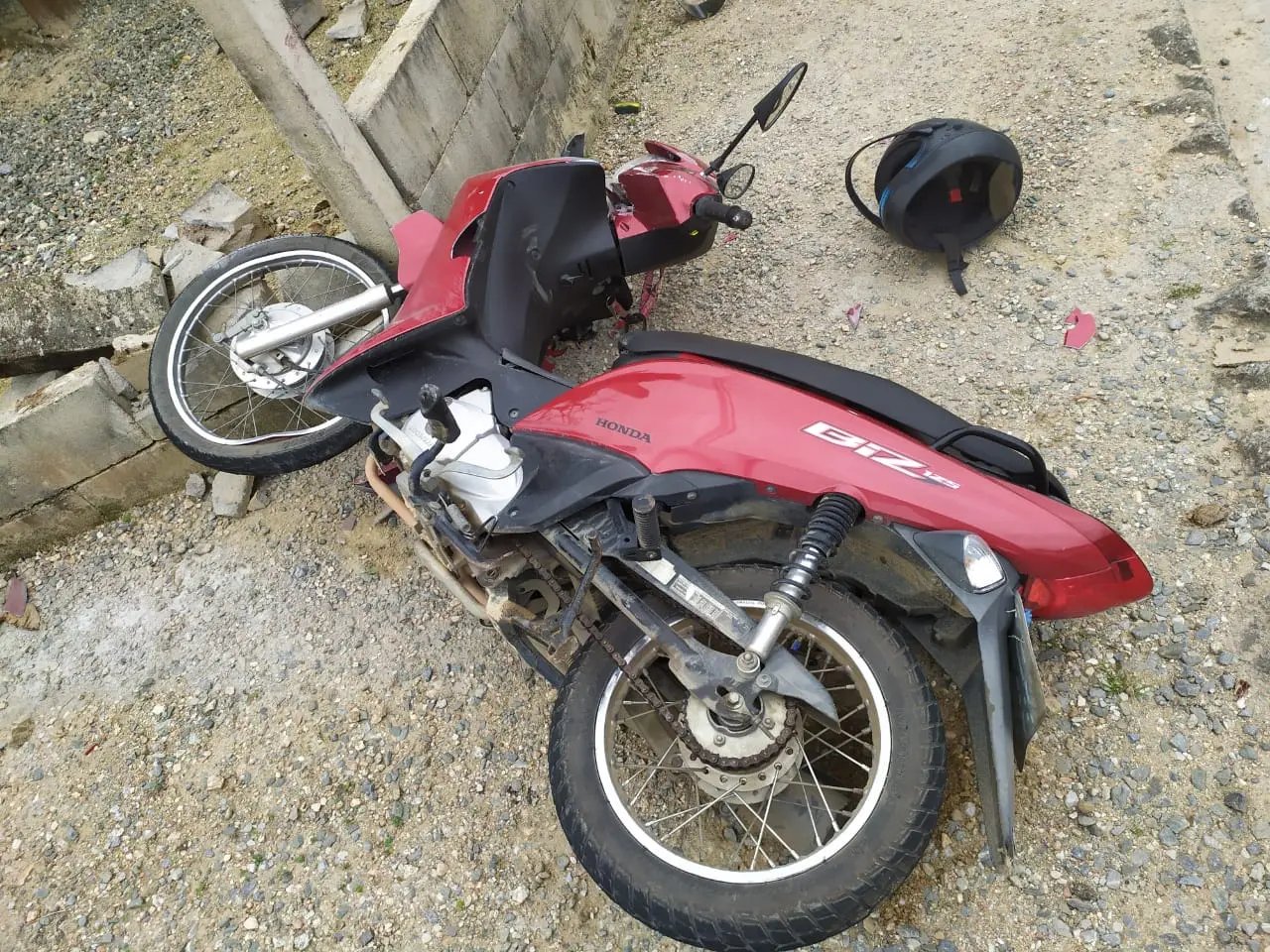 Colis&atilde;o com carro deixa motociclista ferido no bairro Thomaz Coelho