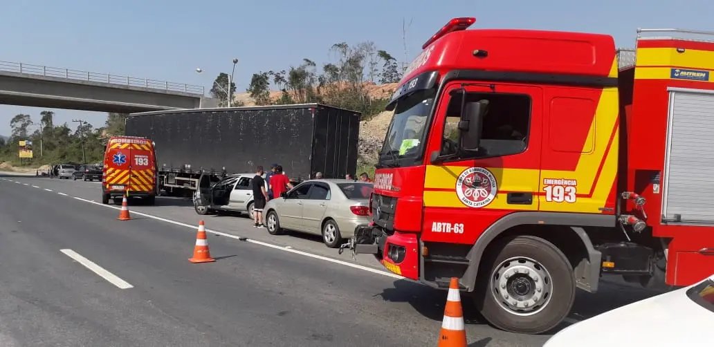 Acidente entre v&aacute;rios ve&iacute;culos fere seis pessoas na rodovia