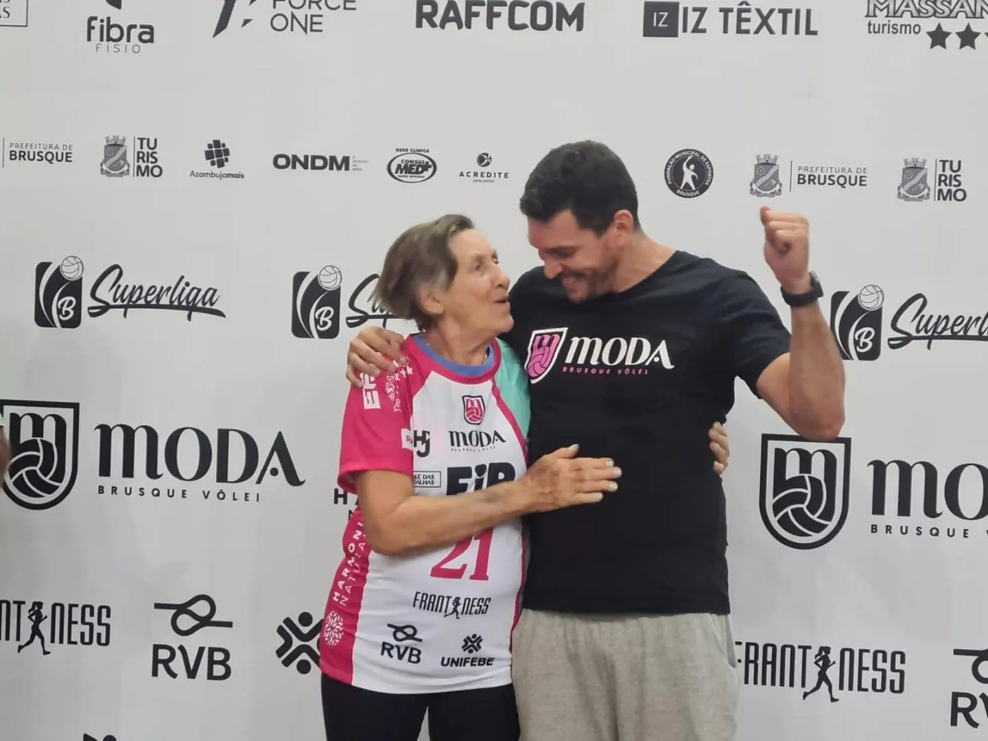 (V&iacute;deo) Com 85 anos, Moda Brusque, apresenta Ruth Mosimann Hoffmann como refor&ccedil;o