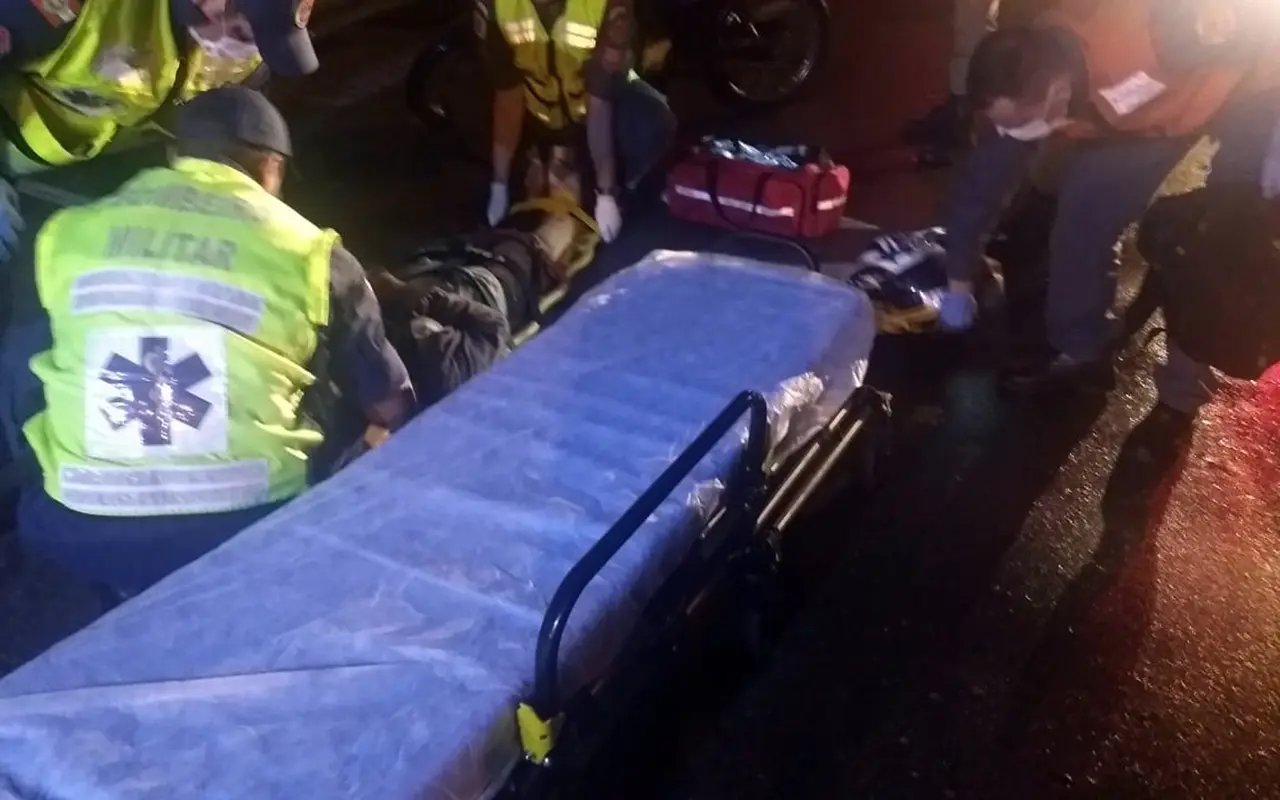 Mulher é socorrida com suspeita de fratura após queda de moto
