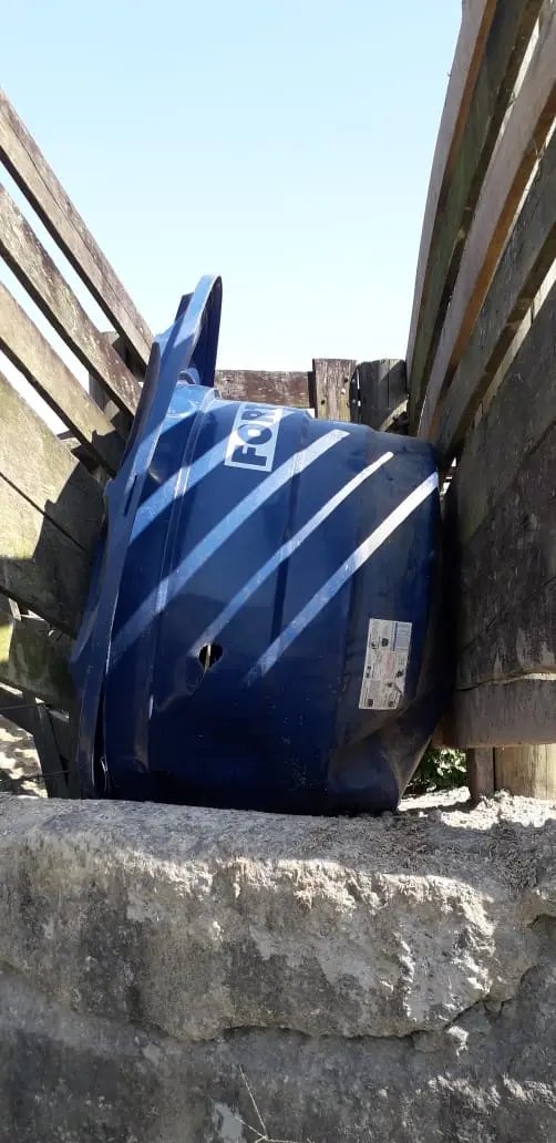 Mulher sofre queda de moto ap&oacute;s colidir contra objeto na pista