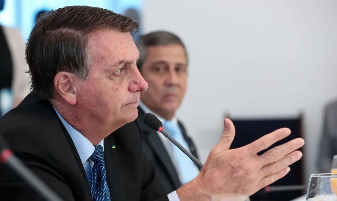 Bolsonaro: aux&iacute;lio &eacute; &ldquo;pouco para quem recebe e muito para quem paga&rdquo;