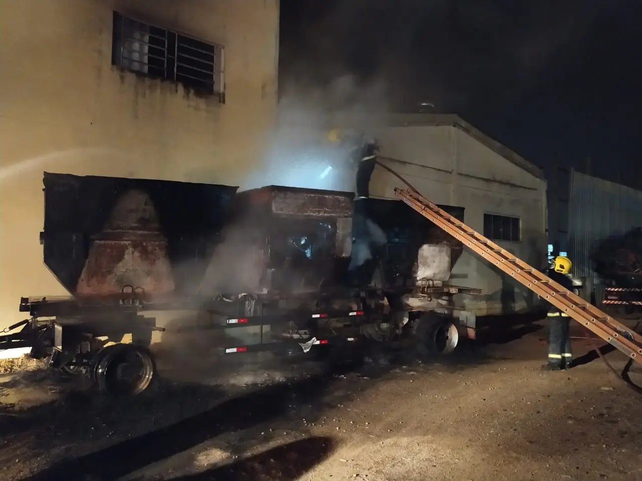Inc&ecirc;ndio em carreta movimenta bombeiros esta madrugada