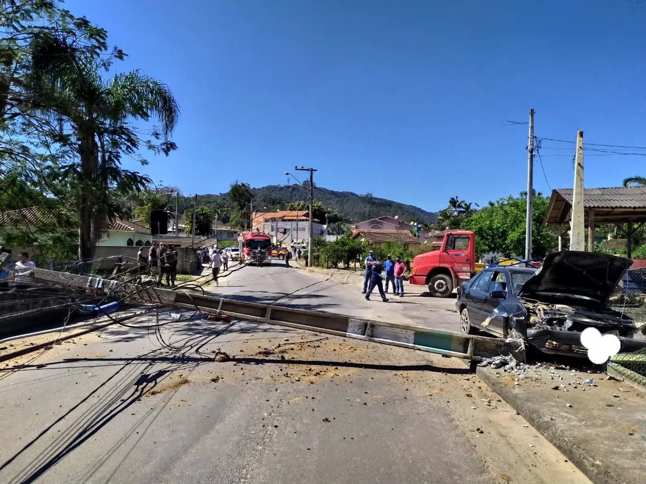 Carro acerta e derruba poste no final desta manh&atilde;