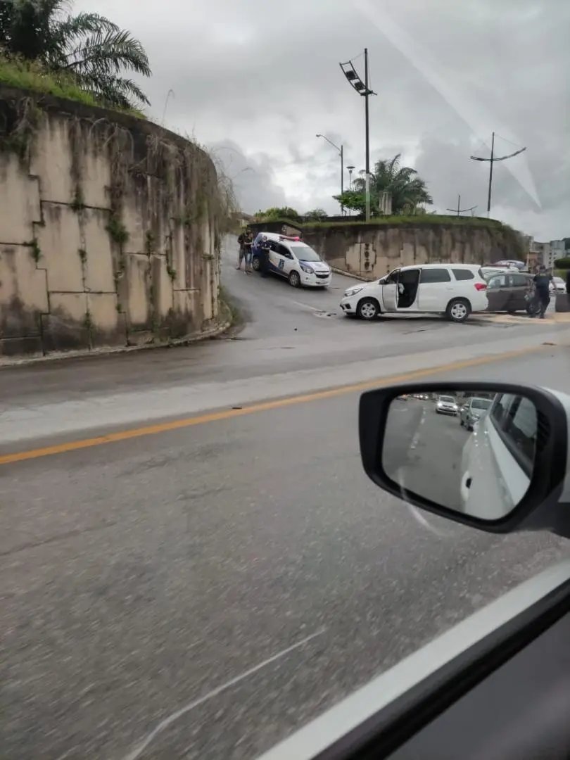 Colis&atilde;o entre carros causa lentid&atilde;o na Beira Rio