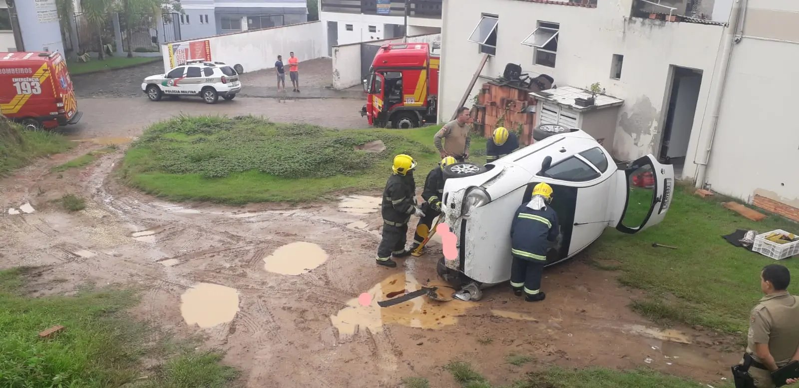 Carro capota e condutora &eacute; encaminhada para hospital, em Gaspar