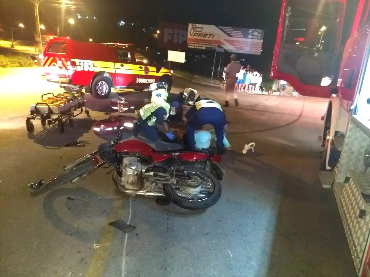 Colisão moto e camioneta deixa dois feridos na rodovia