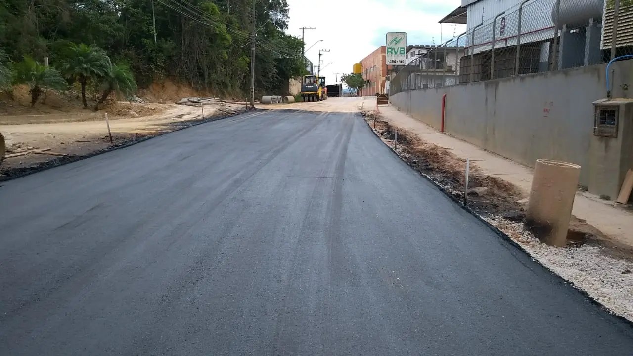 Osvaldo Niebuhr é pavimentada após colocação de galerias e tubulações