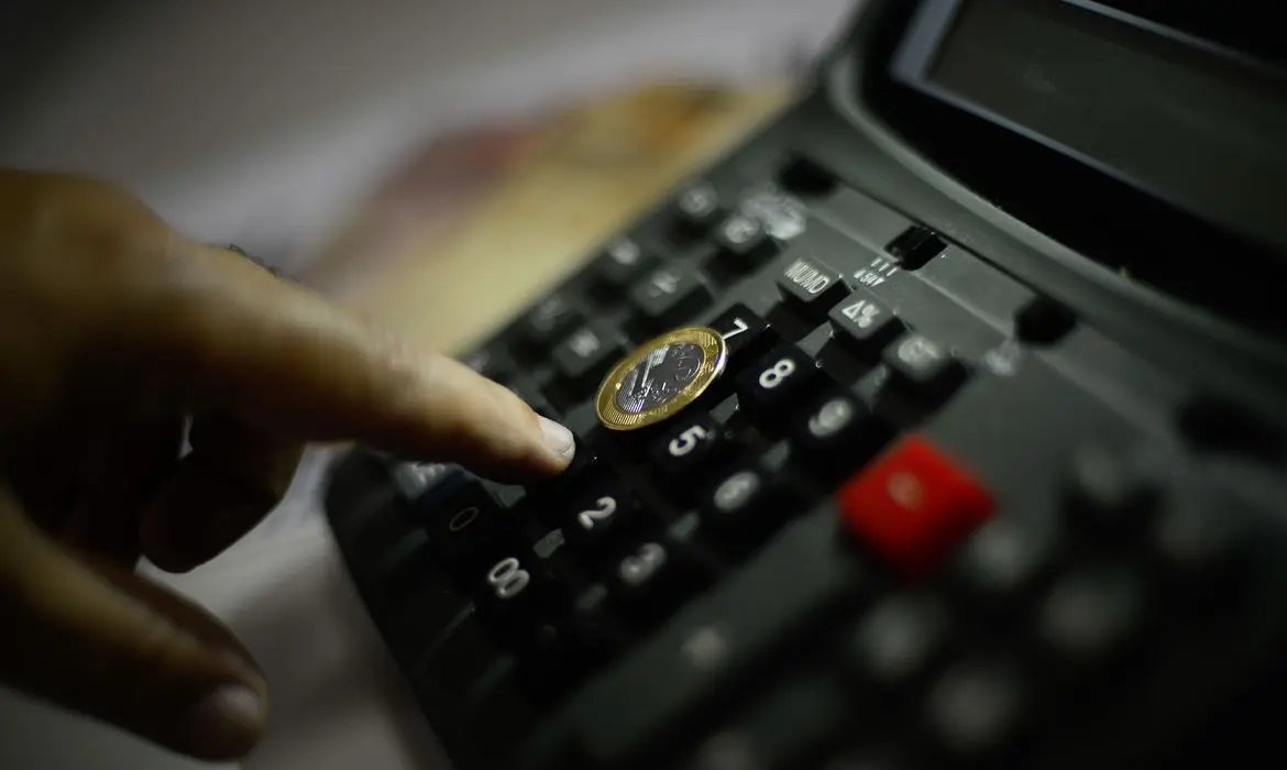 Proposta de sal&aacute;rio-m&iacute;nimo regional indica reajuste m&eacute;dio de 10,5%