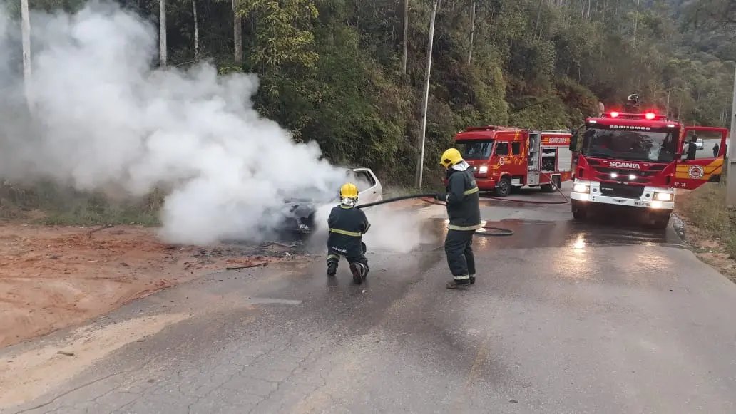 Inc&ecirc;ndio destroi ve&iacute;culo no final desta tarde no Zant&atilde;o