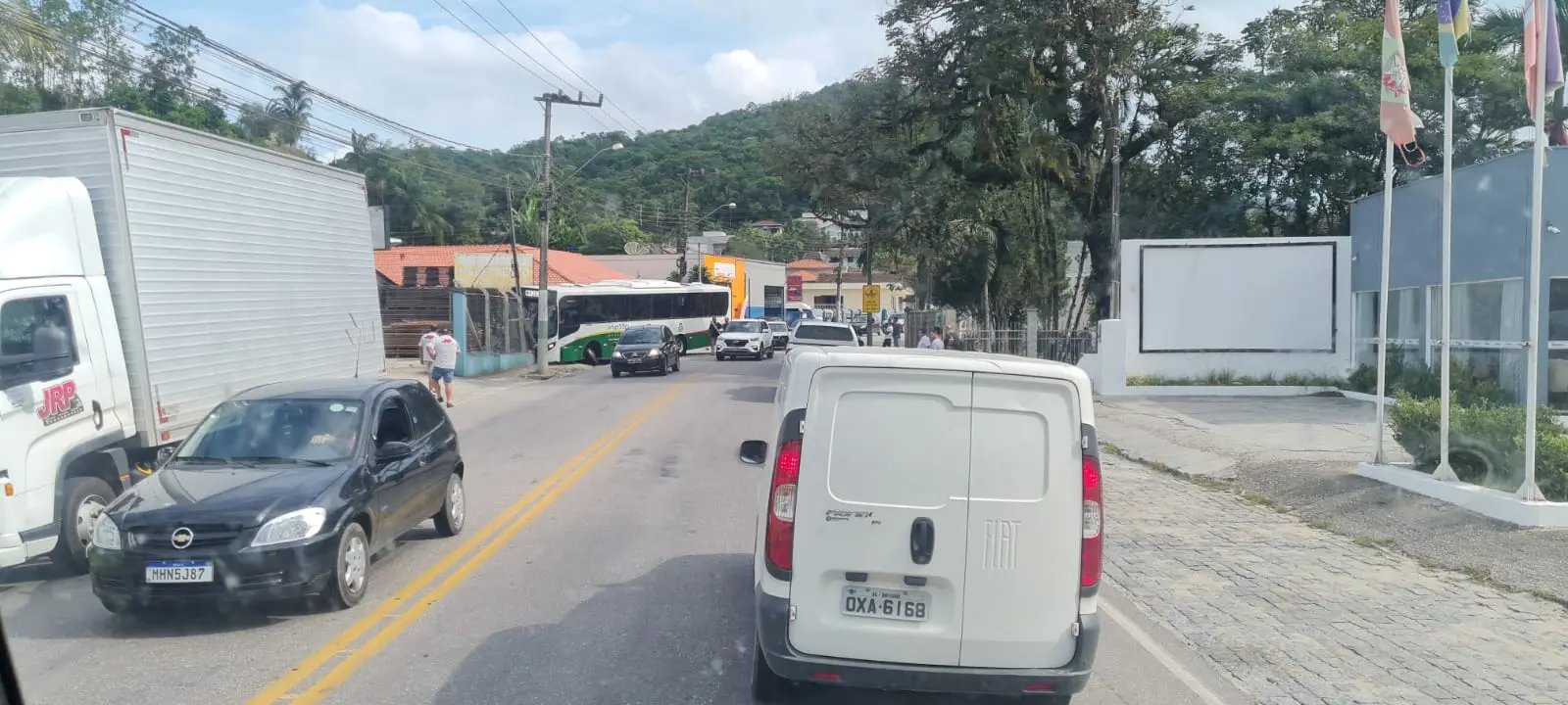 Motorista perde o controle e &ocirc;nibus bate contra poste, no &Aacute;guas Claras