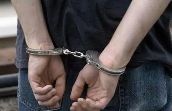 Homem &eacute; preso em abordagem policial, no &Aacute;guas Claras