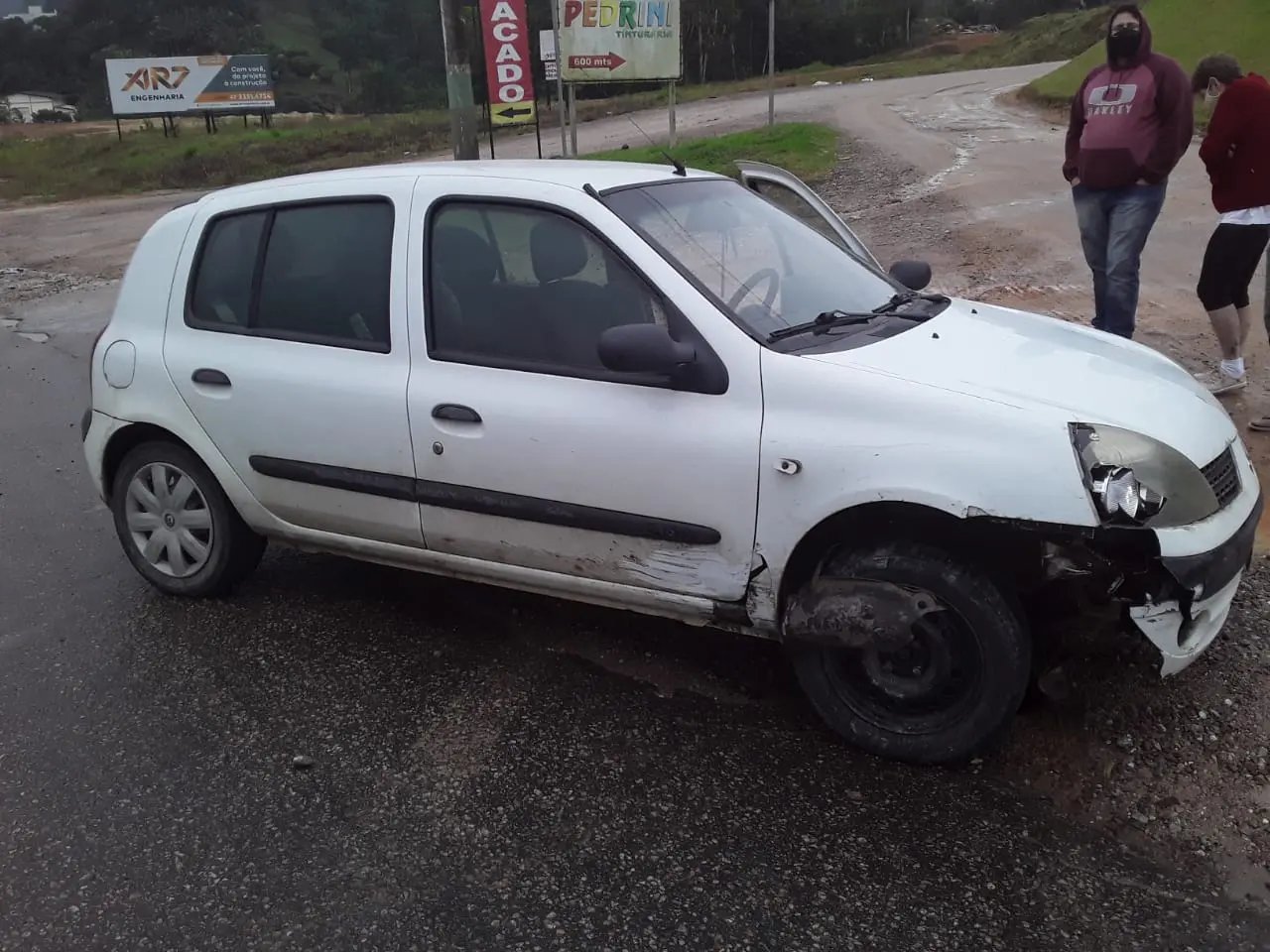 Colis&atilde;o entre ve&iacute;culos interrompe o tr&acirc;nsito na Rodovia Ivo Silveira