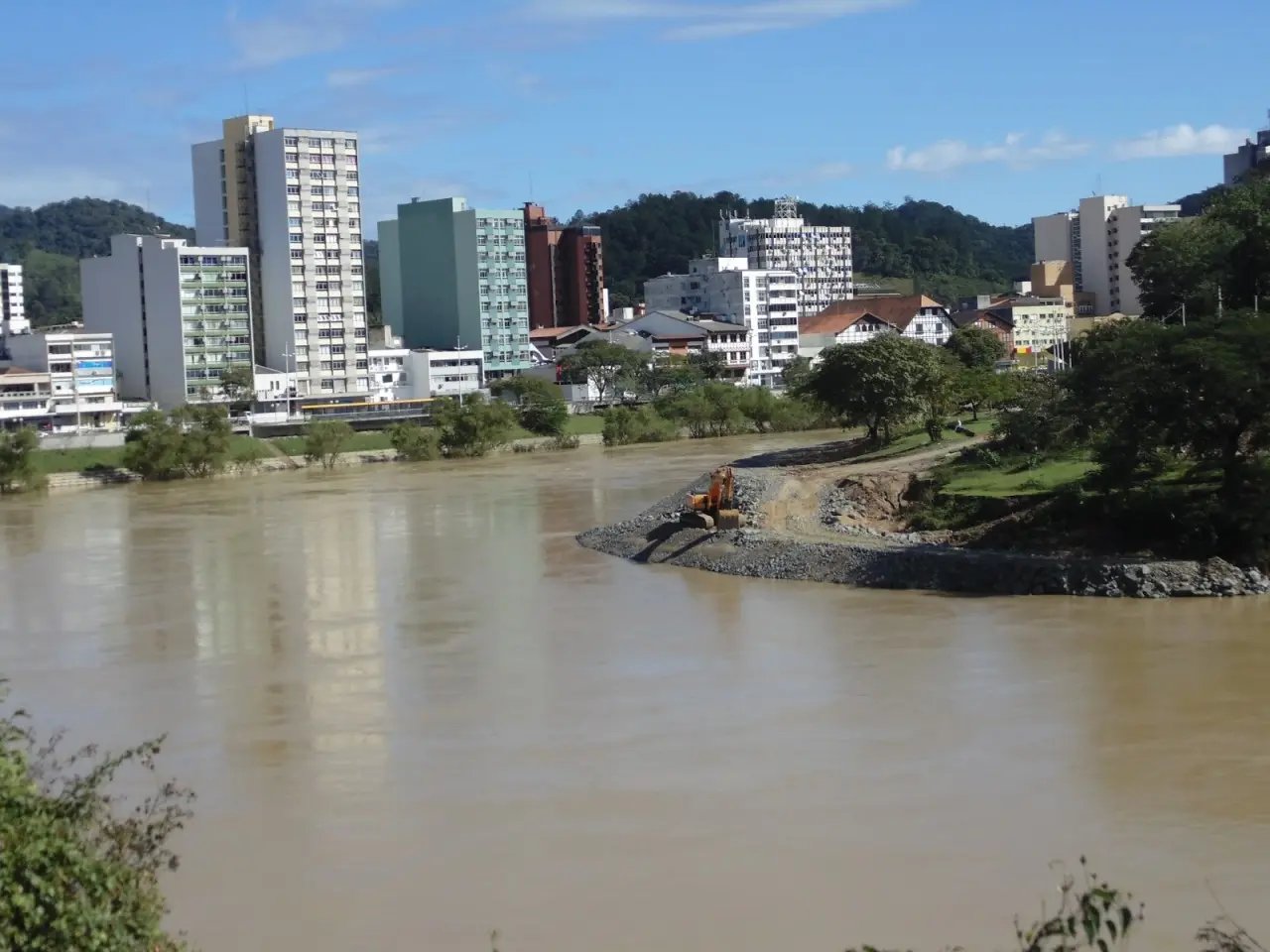 Suspensas atividades de empresa que poluiu rio