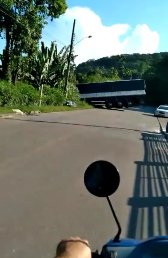 (V&iacute;deo) Motociclista flagra acidente com caminh&atilde;o, no Dom Joaquim
