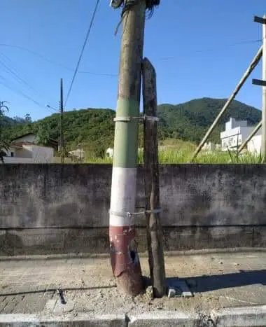 Celesc p&otilde;e poste de madeira para segurar outro de concreto