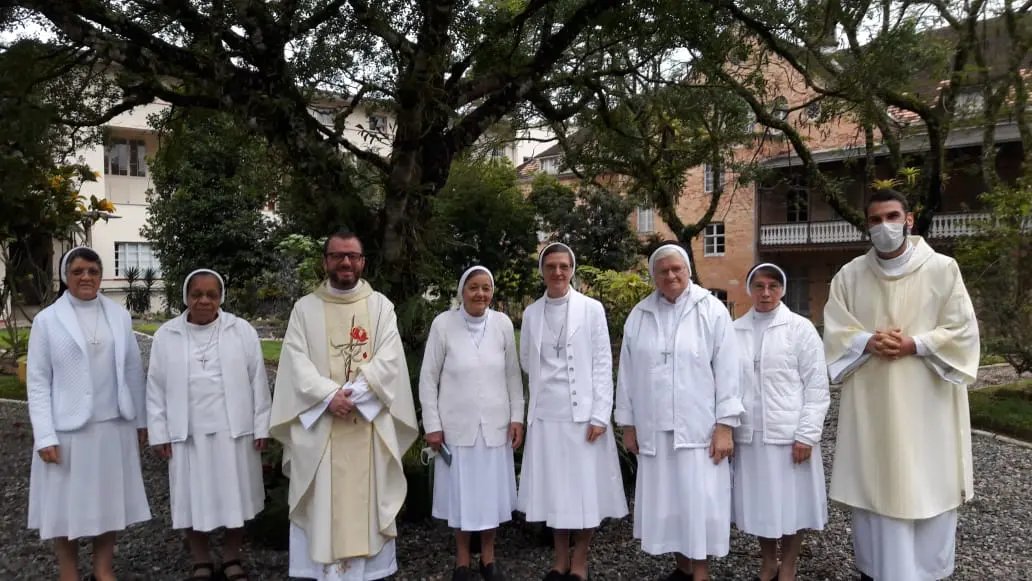 Irm&atilde;s Ap&oacute;stolas do Sagrado Cora&ccedil;&atilde;o de Jesus s&atilde;o homenageadas