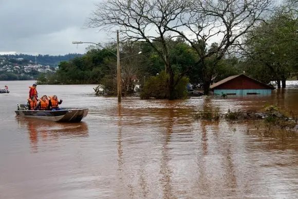 Quase 3 mil pessoas continuam fora de casa