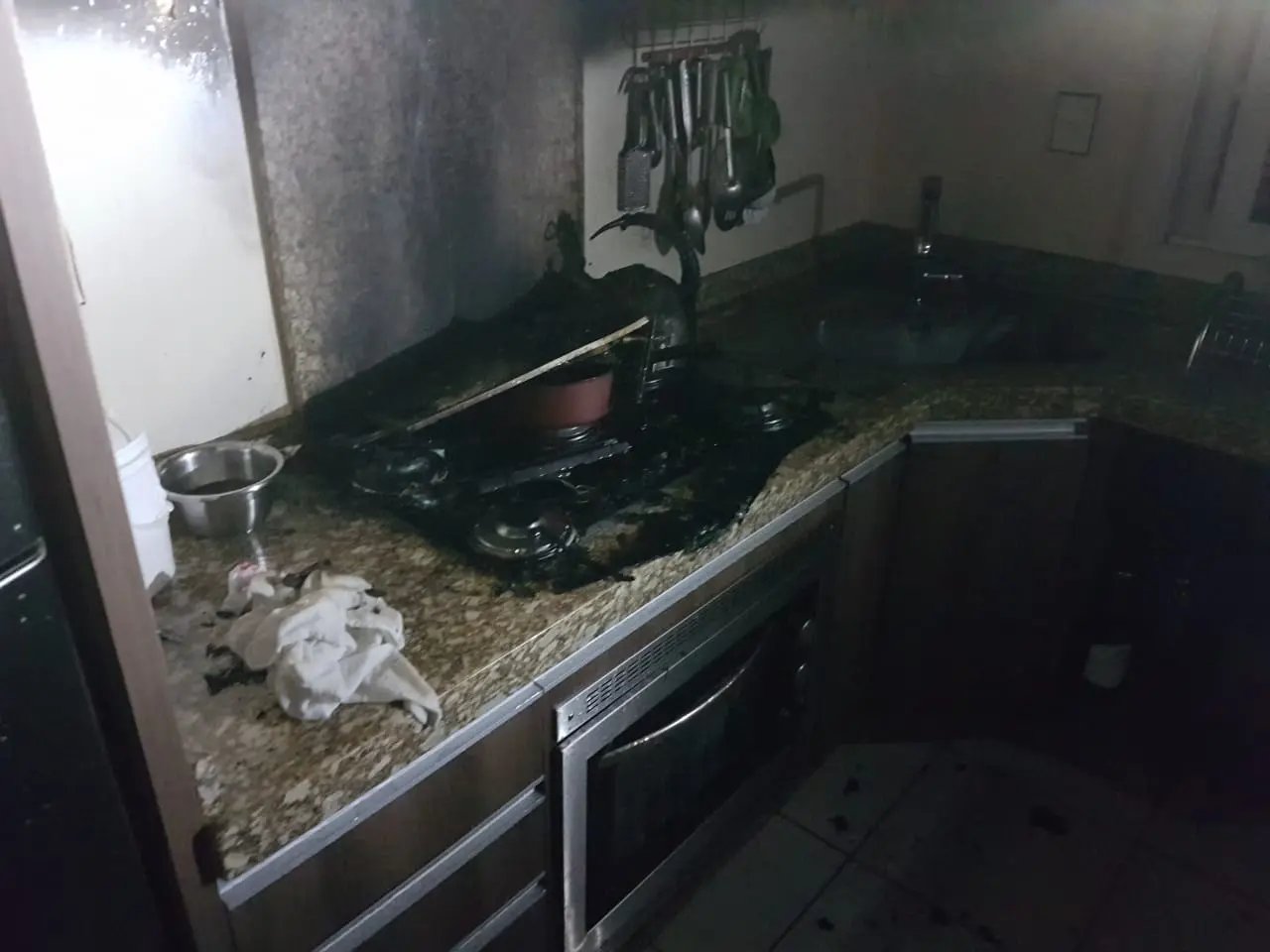 Chamas destroem parte de área de festas de residência