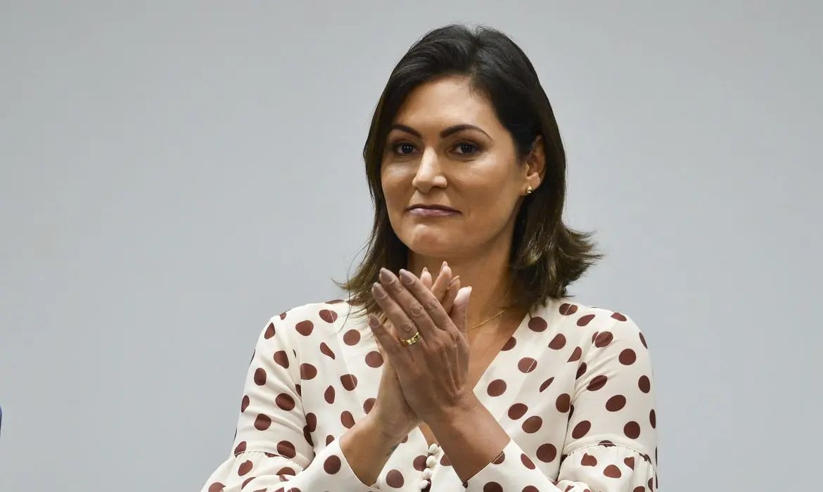 Exame de primeira-dama para covid-19 d&aacute; negativo