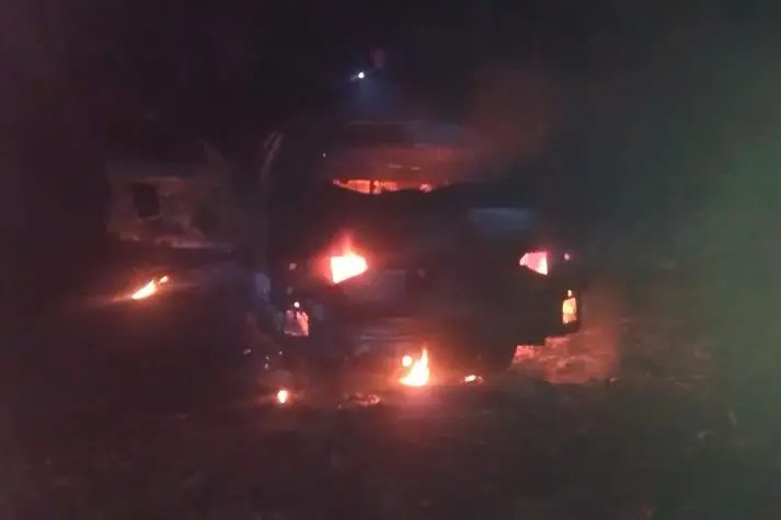 Corpo é encontrado em porta-malas após carro ser incendiado