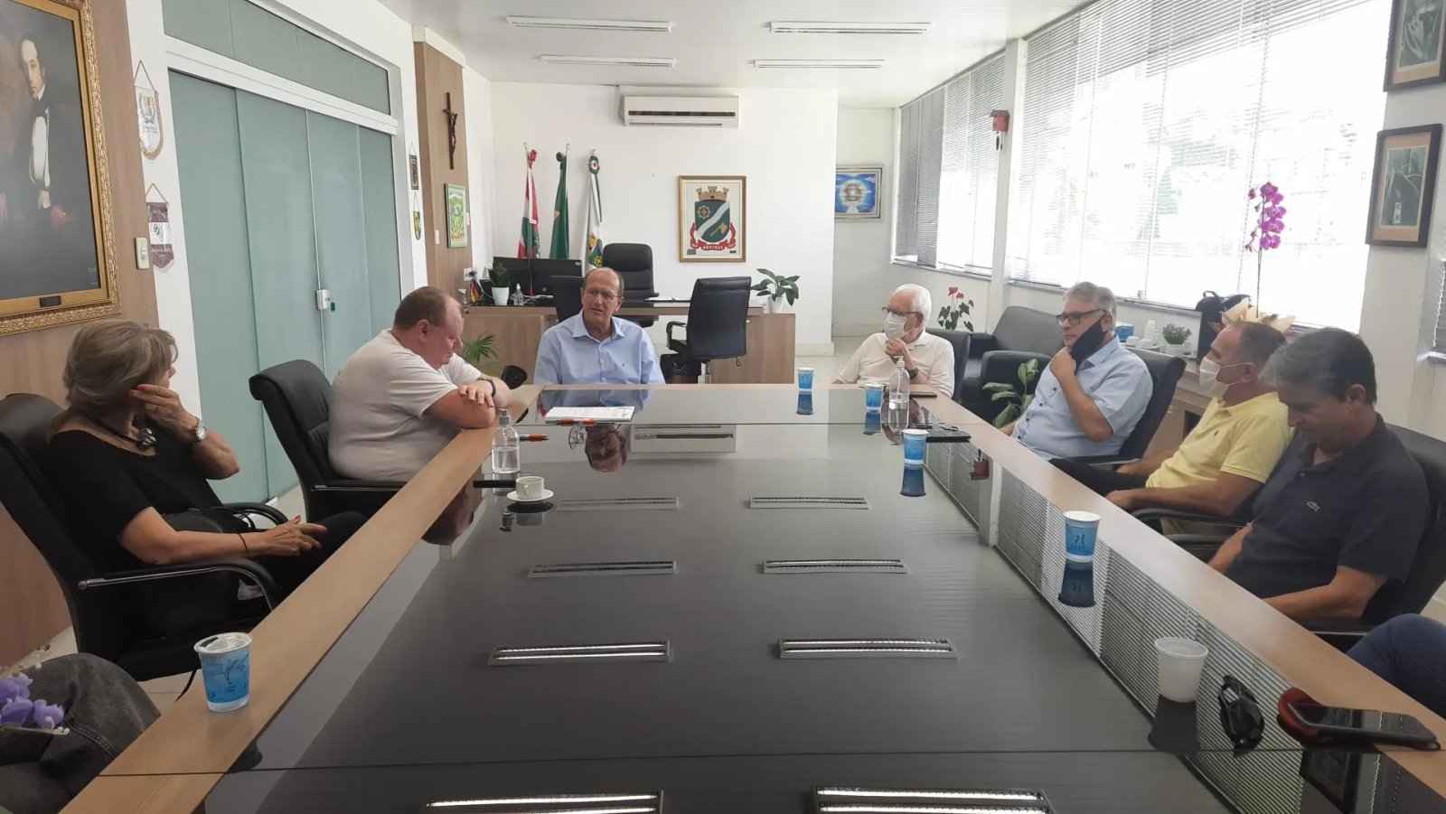 (V&iacute;deo) Integrantes do Grupia entregam minuta de projeto voltado para educa&ccedil;&atilde;o