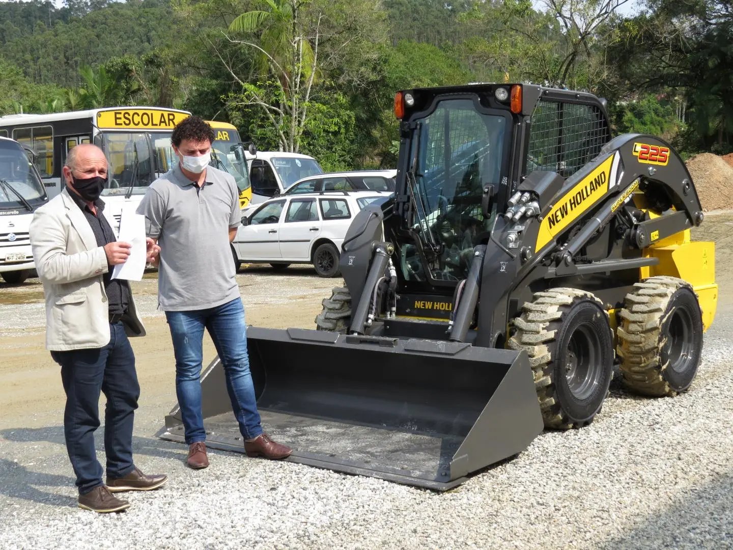Prefeitura de Botuver&aacute; recebe minicarregadeira para refor&ccedil;o da frota