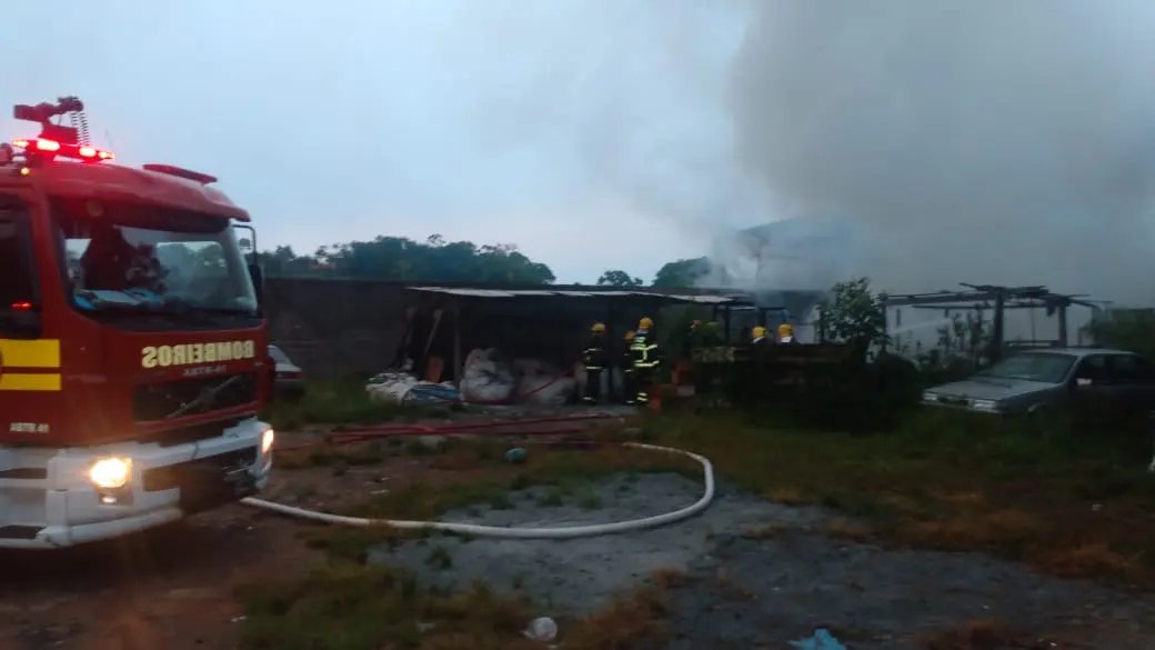 Galp&atilde;o de materiais recicl&aacute;veis &eacute; atingido por inc&ecirc;ndio, em Blumenau