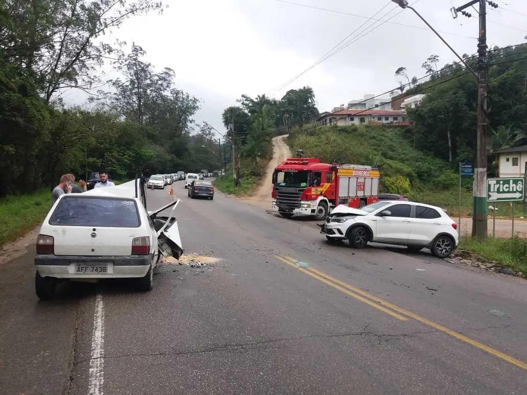Carros batem de frente na Ivo Silveira
